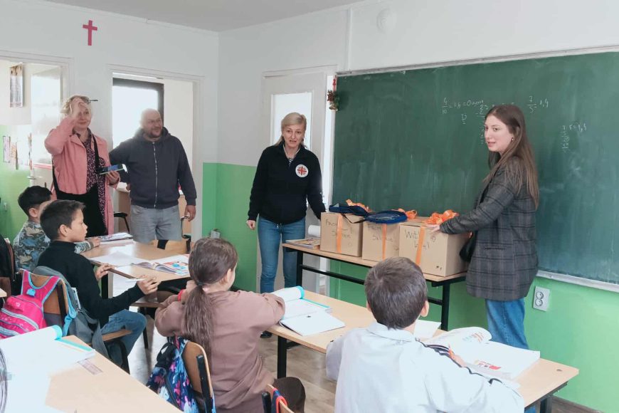 Компанијата Salience Consulting донираше едукативни материјали и училиштен прибор за Едукативните Центри на Македонски Каритас