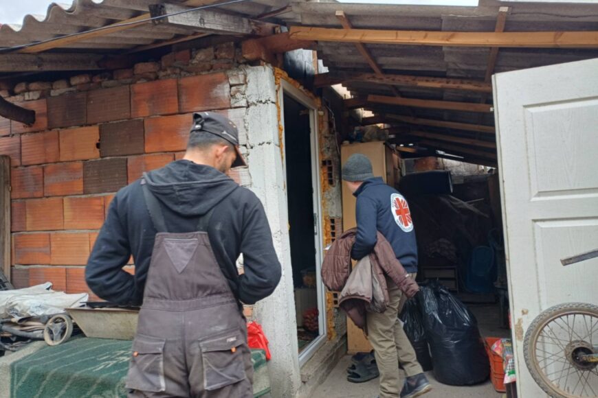 Тимот на Советувалиште за повратници во теренска посета на семејства во Шуто Оризари