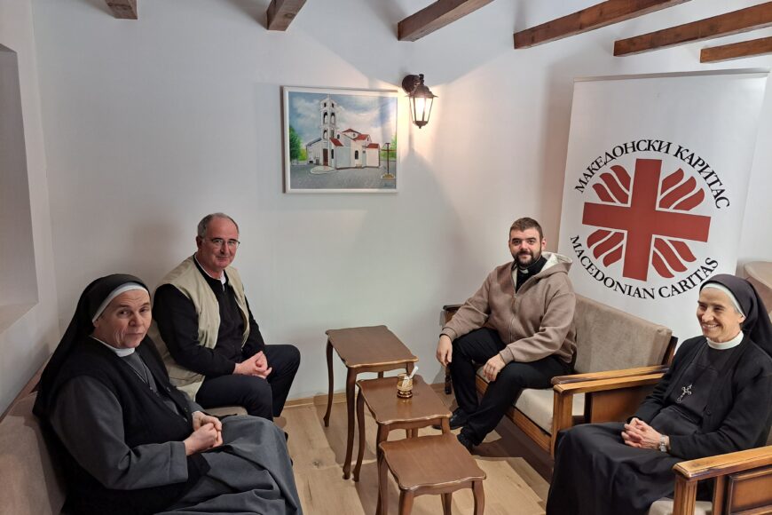 Новиот парох во Скопје, дон Карол Томашевски, во посета на Македонски Каритас